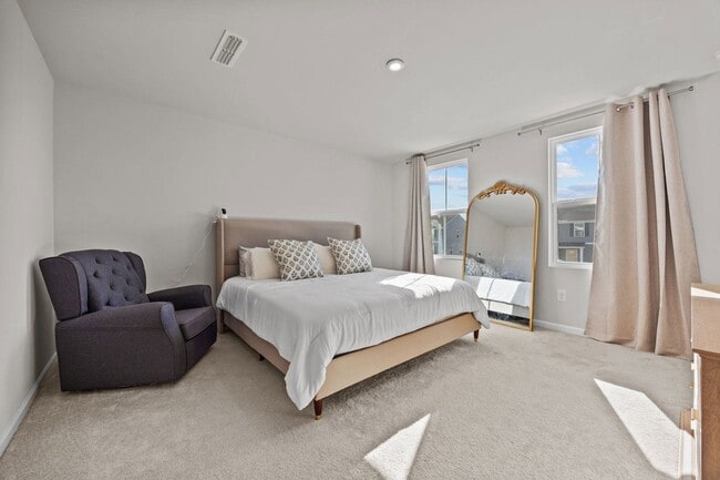 Building Photo - 160 Day Song Ct