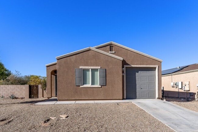 Building Photo - 7060 S Red Maids Dr