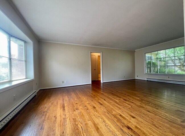 Building Photo - Stunning Two-bedroom In SW Portland~ Great...