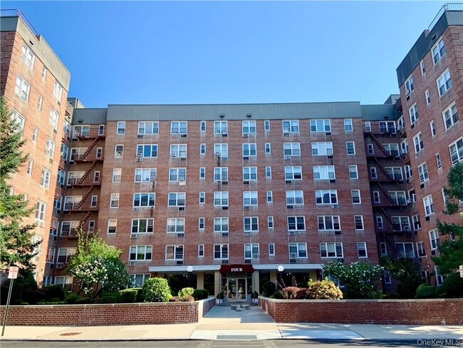 Building Photo - 4 Sadore Ln