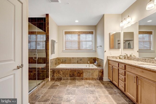 Building Photo - 711 McKenzie Ave