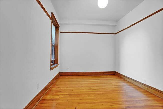Building Photo - 3824 N Sheffield Ave