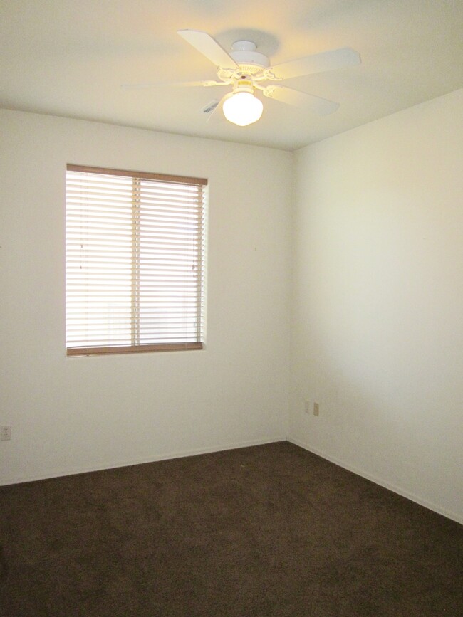 Building Photo - LOOK & LEASE SPECIAL-1/25-1/26 ONLY-extra ...