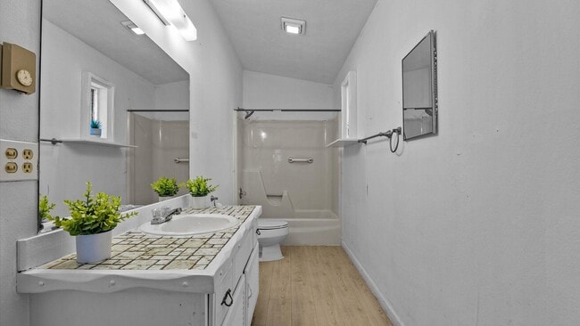 Building Photo - Spacious Home for Rent in Glenwood Springs – Great Location, No HOA!