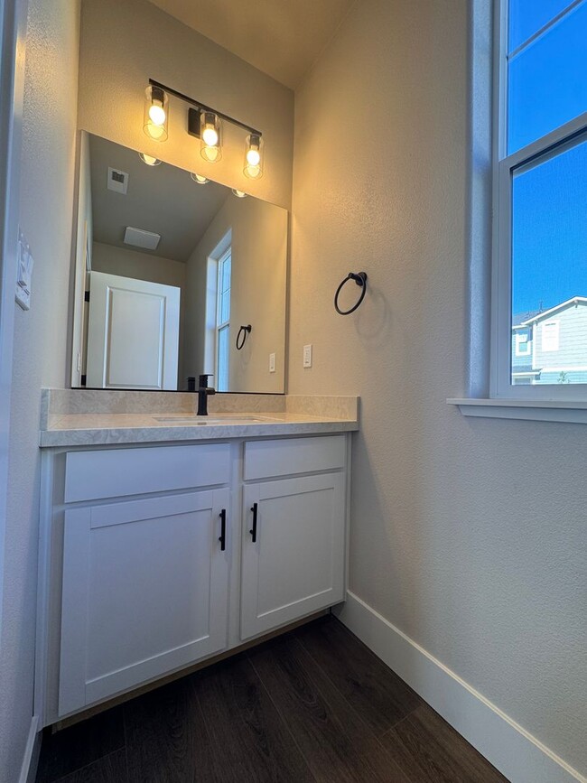 Building Photo - NEW! 3/2.5/2 Townhome in Gardnerville