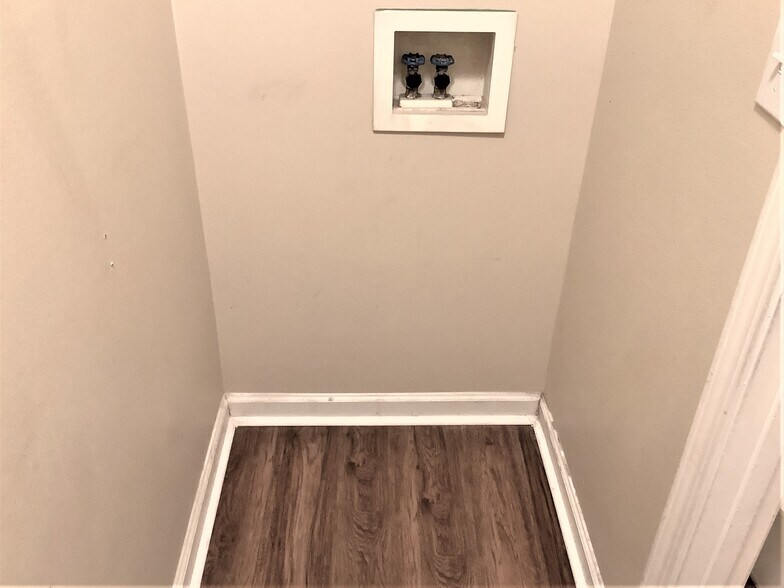 Building Photo - 108 River Watch Dr