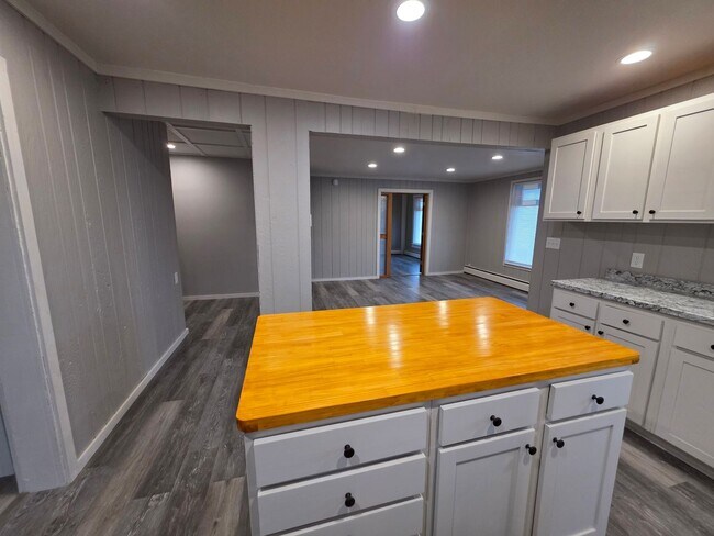 Building Photo - 1353 W Grand Ave