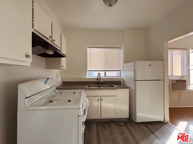 Building Photo - 920 S Hobart Blvd