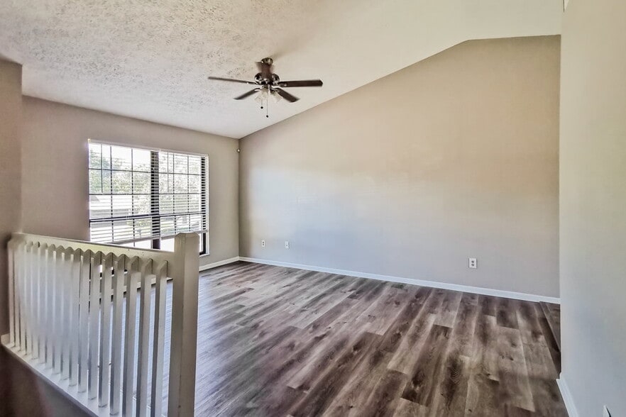 Building Photo - 3255 Bluhm Ct
