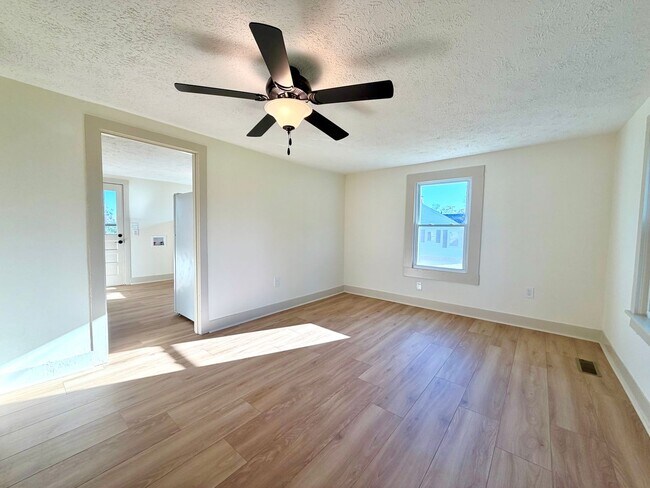 Building Photo - 211 Sanderson Dr