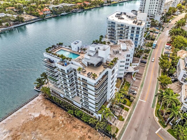Building Photo - 9901 E Bay Harbor Dr