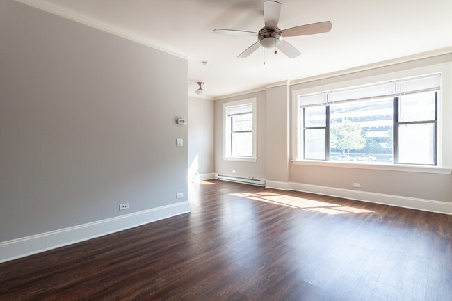 Building Photo - 827 W Lakeside Pl