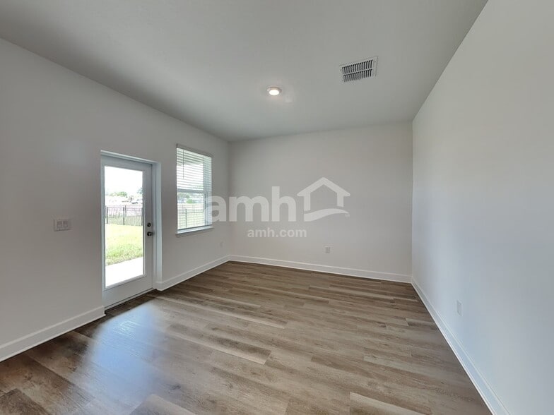 Building Photo - 3007 19th Ave W