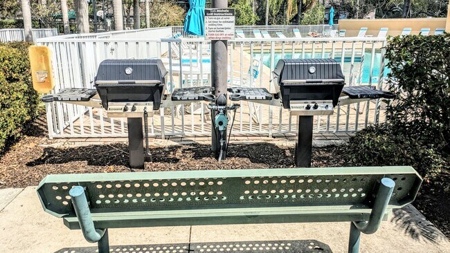 Building Photo - Seasonal/short term/annual  3/3 spacious townhouse with water view off University PKWY