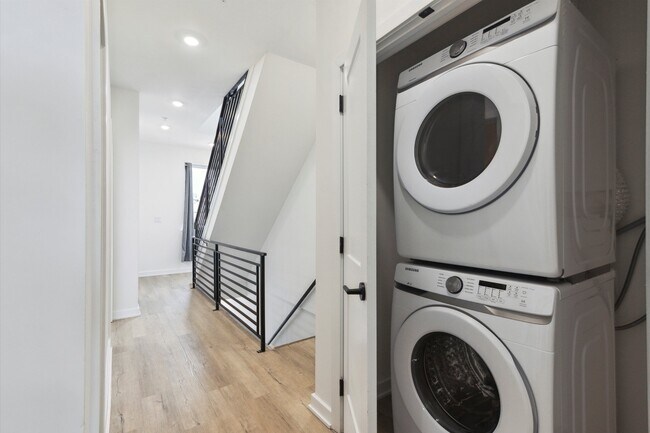 Building Photo - 1535 N Sydenham St