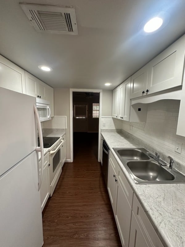 Building Photo - 102 Country Club Dr