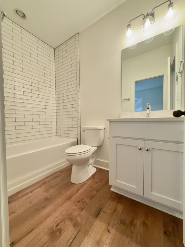 Building Photo - Beautiful 3 bed 3 bath WALKABLE to restaur...