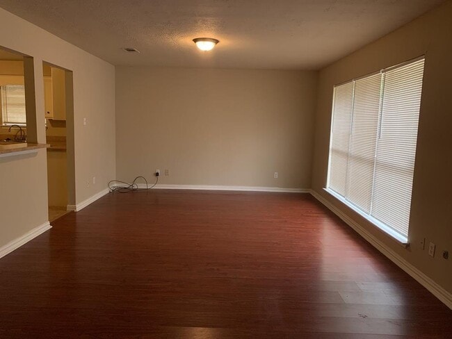 Building Photo - 1006 Poppets Way