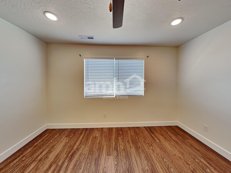 Building Photo - 2135 E Silverado Ln