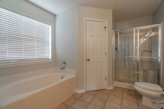 Building Photo - 3 Bedroom 2 Bath Beautiful West Fayetteville home!! Great Location, Great yard!!