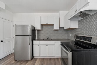 Building Photo - 3 Bedroom House Newly Renovated