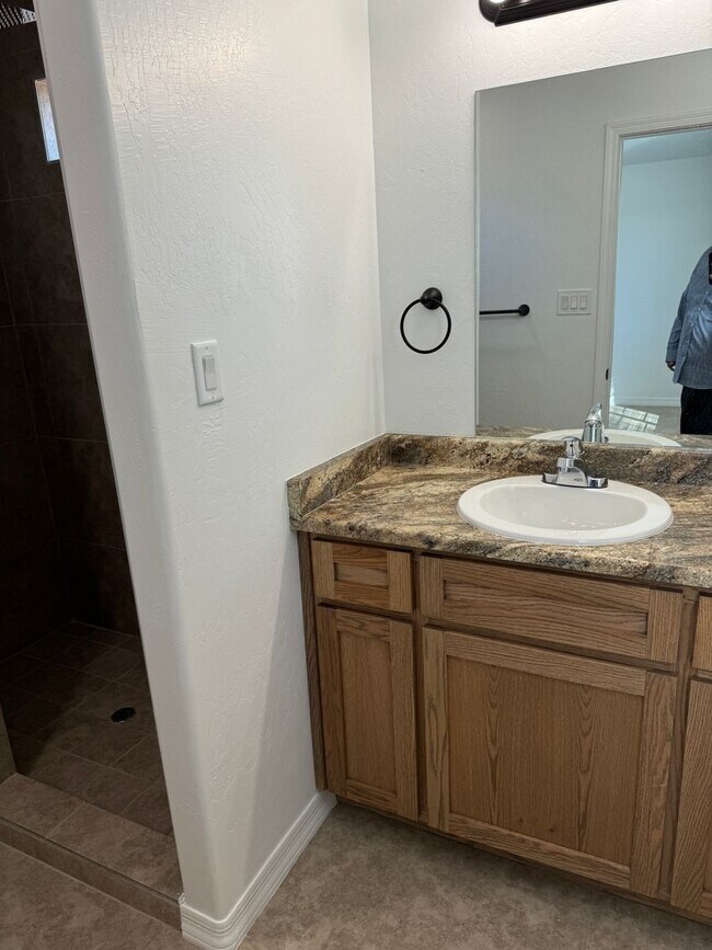 Building Photo - Newer 3 bedroom home with 2 car garage on ...