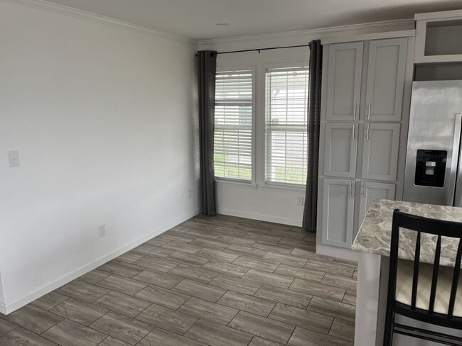 Building Photo - 300 Peck St