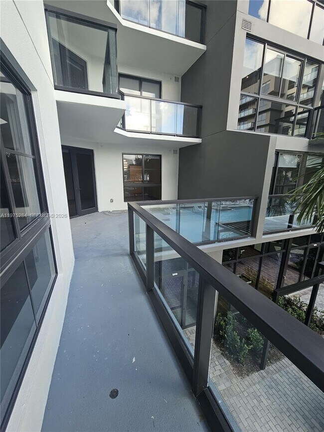 Building Photo - 1650 NE 124th St