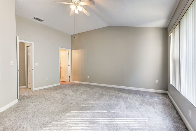 Building Photo - Spacious New Tampa 2 Bedroom, 2.5 Bath Tow...