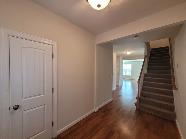 Building Photo - Gorgeous 3 bedroom, 2.5 bath townhome-styl...