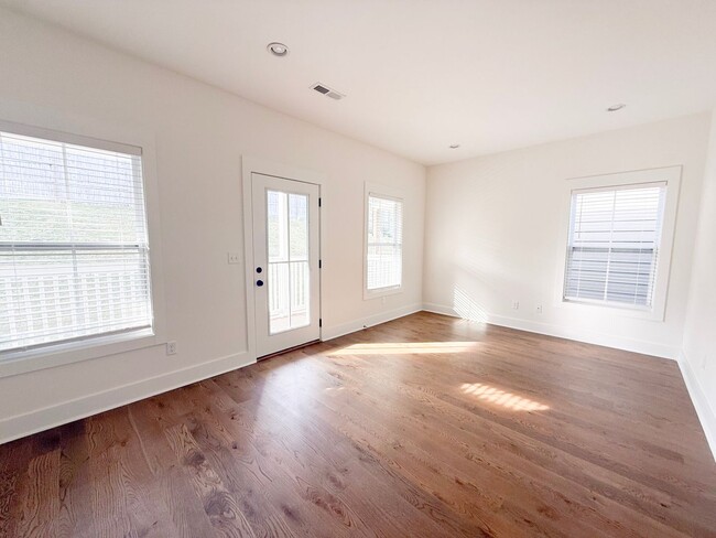 Building Photo - 4-Bedroom HOA Home with Pool Access Near Downtown Cookeville