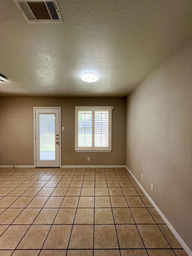 Building Photo - Available NOW  This home is centrally loca...