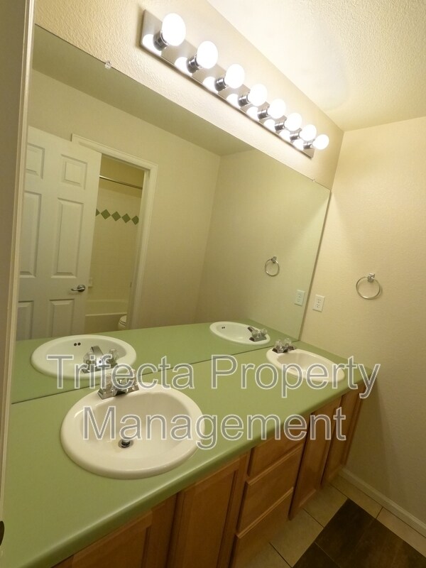 Building Photo - 2215 Harvest St