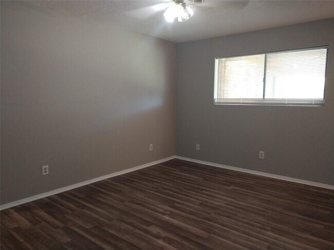 Building Photo - 1902 Laura Ln