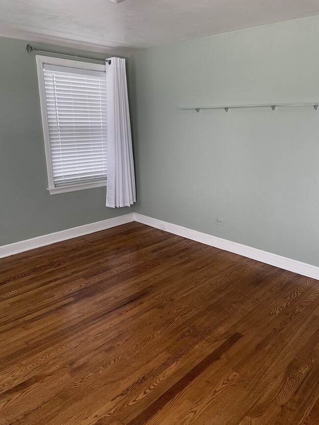 Building Photo - 623 Waukegan Rd