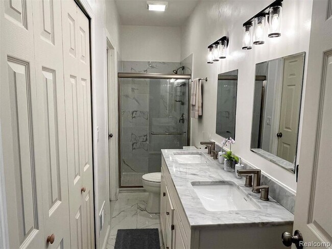 Building Photo - 23096 Hawthorne St