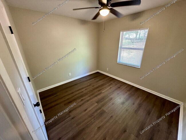 Building Photo - Elegant Elkin!