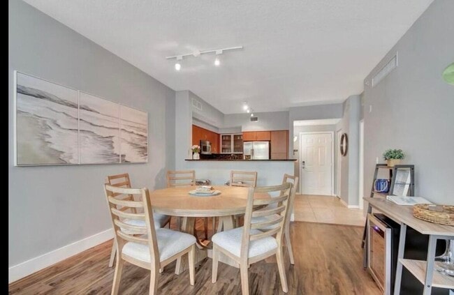 Building Photo - 804 E Windward Way