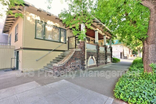 Building Photo - 1015 27th St