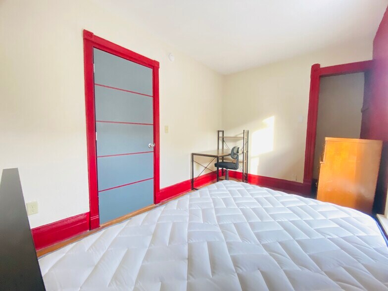 Building Photo - 1337 Madison St