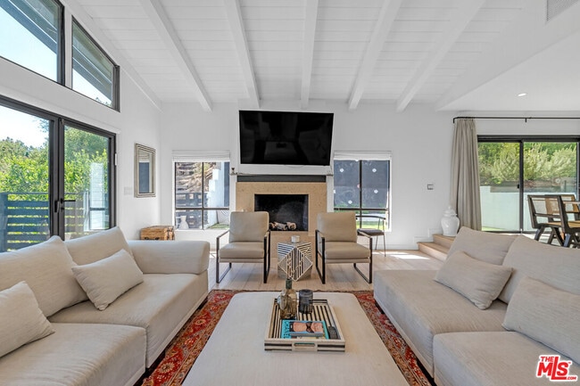Building Photo - 2121 El Roble Ln