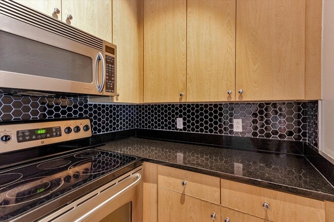 Building Photo - Stylish Studio Apartment In Concierge Building at The Renaissance at Turtle Creek ($500 Off First...