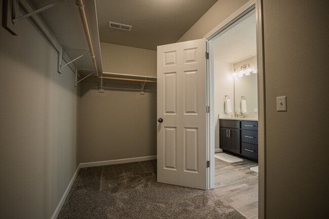 Building Photo - Quiet, clean and peaceful! Welcome home!