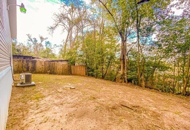 Building Photo - Gorgeous 3bed 1 and a half bath home.