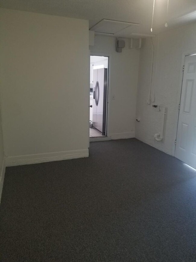 Building Photo - Three Bedroom with Bonus Room