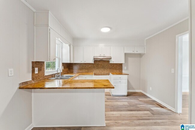 Building Photo - 1404 4th Pl NW