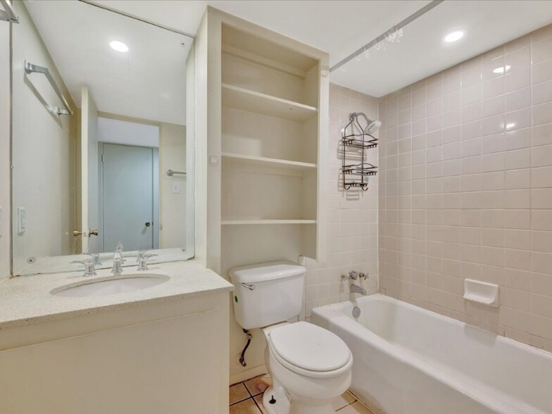 Building Photo - 208 E Starr Ave