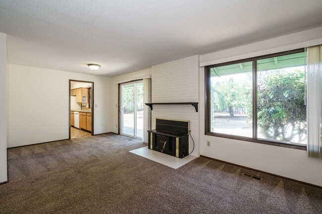 Building Photo - GREAT LOCATION!!! Single Level 3 bedroom 2...