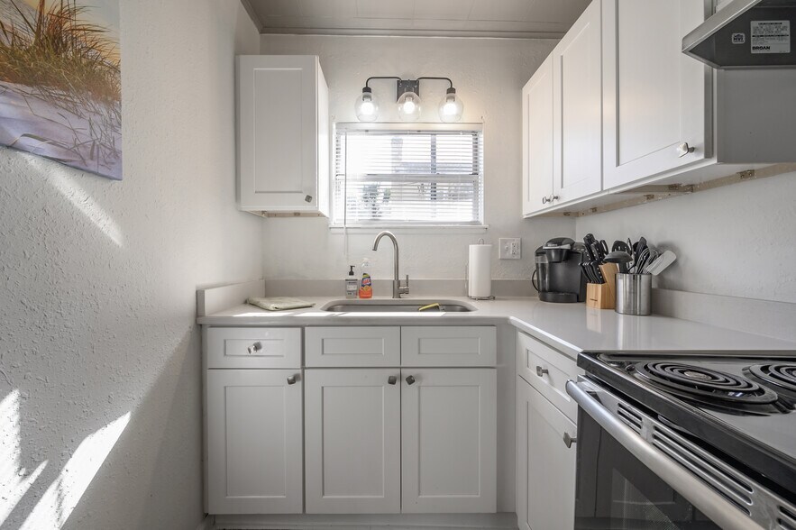 Kitchen - 2235 1st Ave N