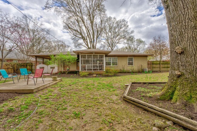 Building Photo - Colonial Acres